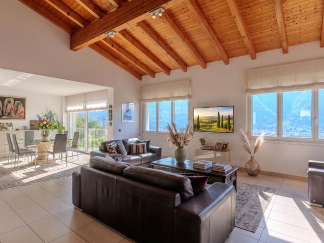 MODERNA CASA 5.5 LOCALI CON VISTA LAGO MOZZAFIATO A CAPOLAGO