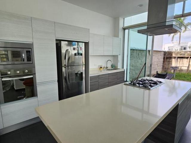 Moderna casa con alberca en venta en zona country villahermosa