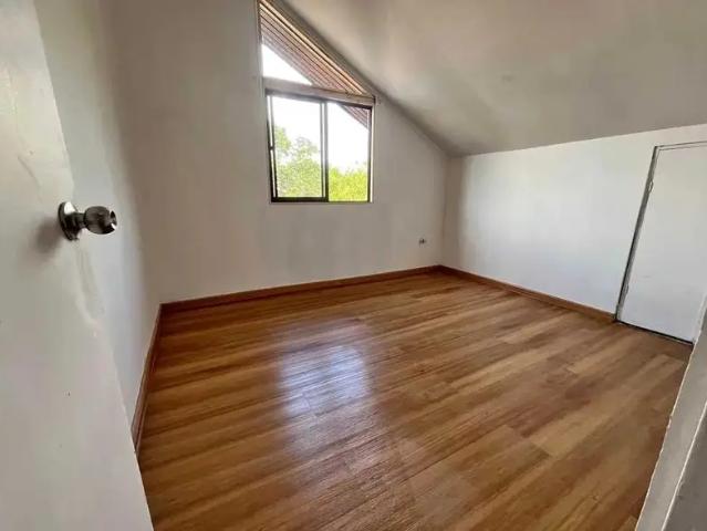 Moderna Casa con Amplios Espacios