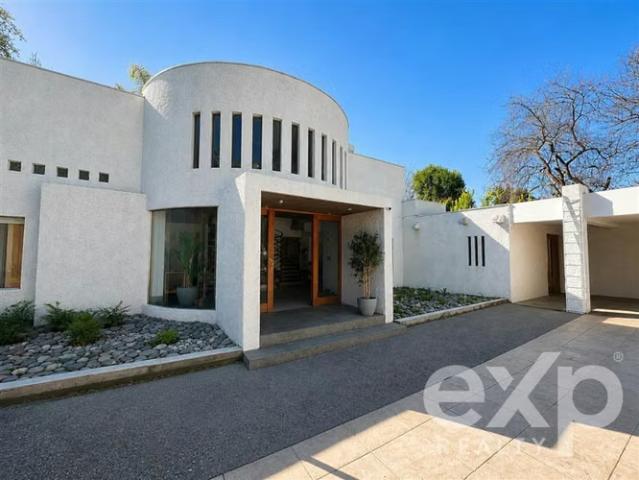 Moderna casa con espectacular jardín y piscina Chicureo | 4 dormitorios por 17500.00 en Colina