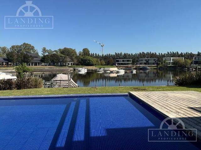 Moderna casa al rio en Albanueva