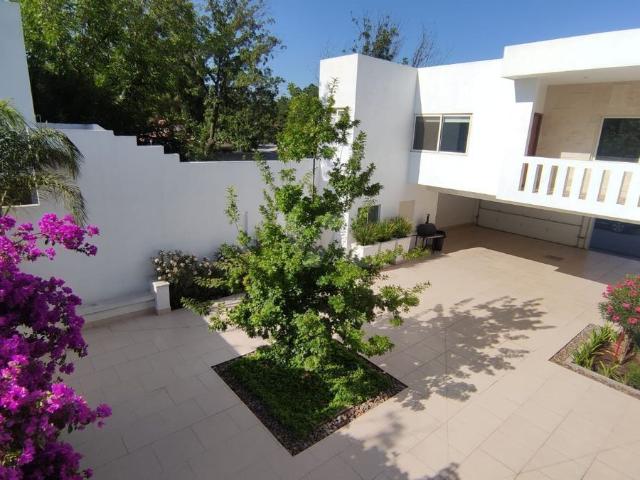 Moderna casa de 6 habitaciones cada una con baño en Valle Hermoso