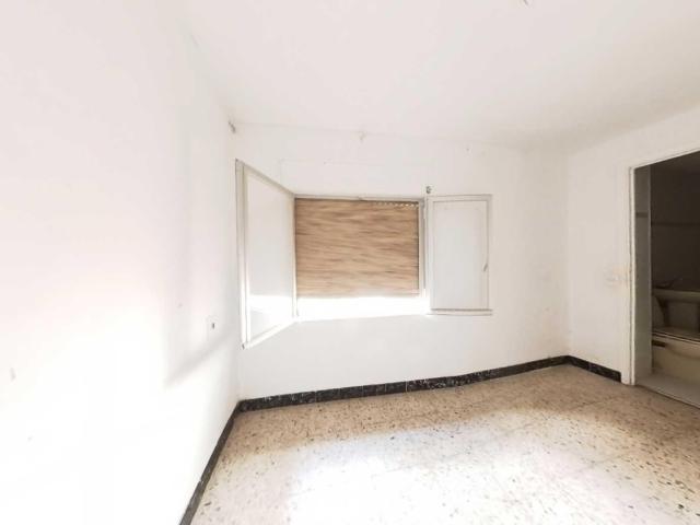 Moderna casa de pueblo parcialmente para reformar