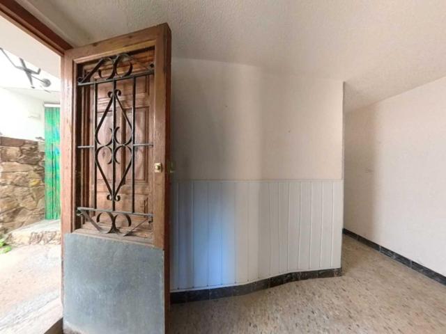 Moderna casa de pueblo parcialmente para reformar