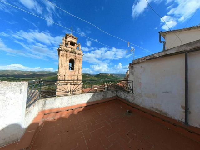 Moderna casa de pueblo parcialmente para reformar
