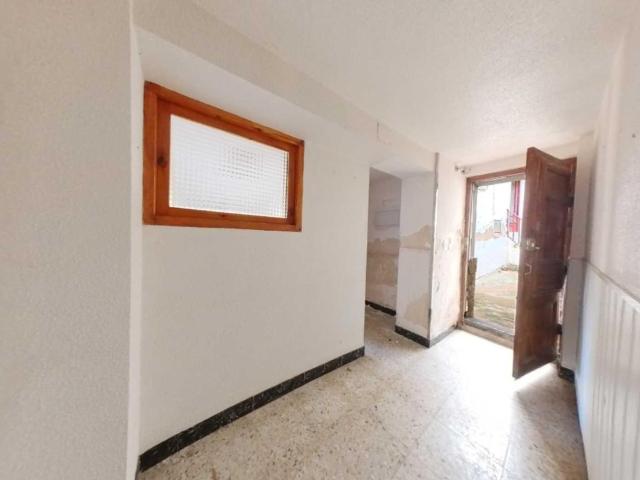 Moderna casa de pueblo parcialmente para reformar