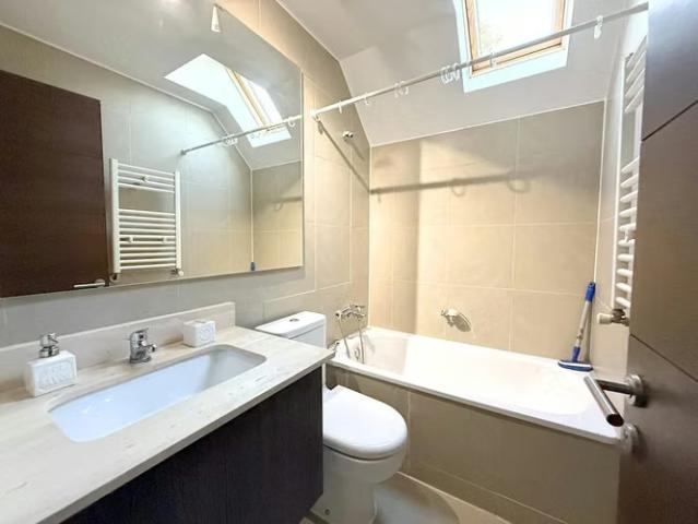 Moderna Casa En Condominio Cercana A Universidades Y Colegio | 5 dormitorios por 26500.00 en Las Condes