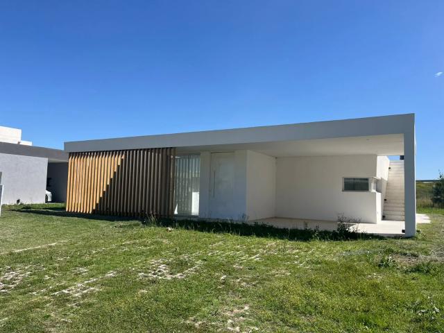 Moderna Casa en Alquiler en Canning con 3 dormitorios, ubicado en el barrio Lares de Canning