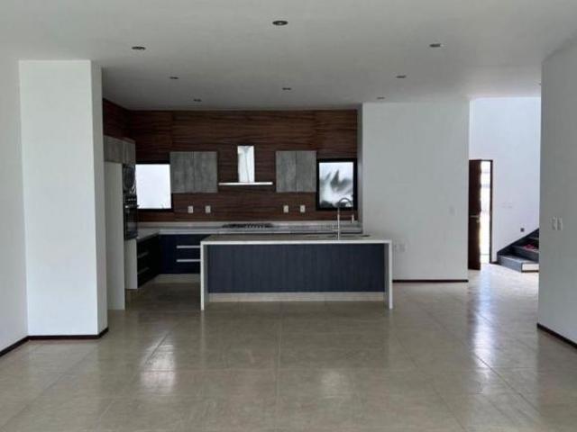 Moderna casa en Lomas de Juriquilla, con recámara en PB