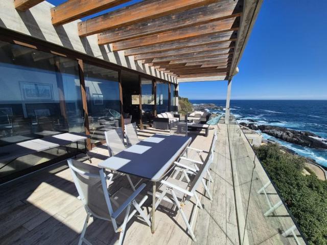 Moderna casa en primera línea al mar | 6 dormitorios por 90000.00 en Zapallar