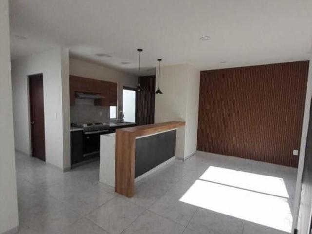Moderna Casa en Venta con Espacios Amplios y Luminosos