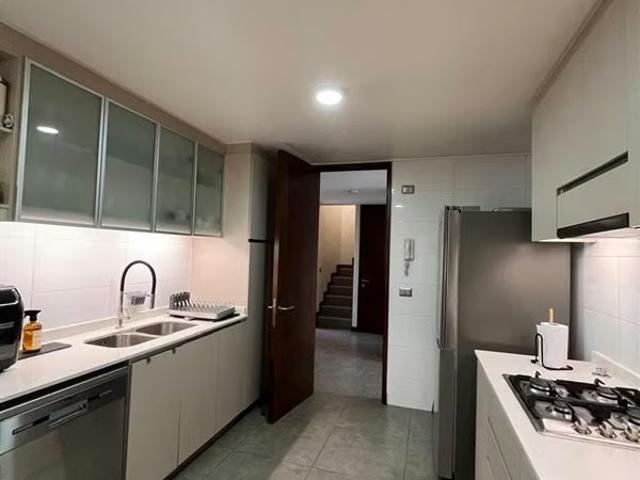 Moderna Casa En venta, Chamisero, Colegio Alianza Francesa. 4 dormitorios por 14500.00 en Colina