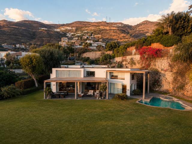 Moderna casa en venta en Casuarinas con linda vista a la ciudad