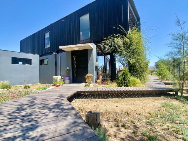 Moderna Casa Estilo Industrial En Parcela Batuco/ Lampa