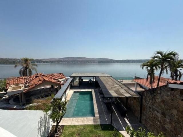 Moderna casa Frente al lago
