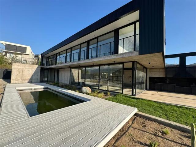 Moderna casa nueva en condominio sector Los Bravos | 4 dormitorios por 35000.00 en Lo Barnechea