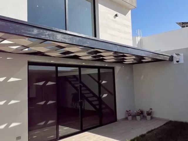 Moderna Casa Vertical en Venta | Residencial Santa Bárbara