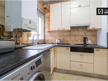 Moderna habitación en alquiler en apartamento de 5 dormitorios en Ciudad Lineal