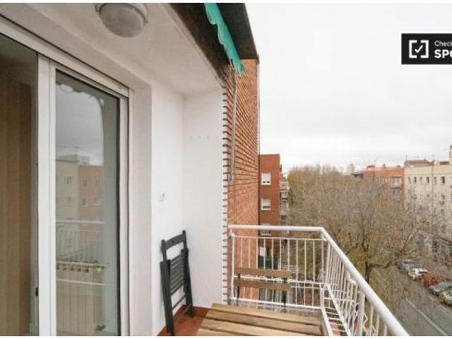 Moderna habitación en alquiler en apartamento de 5 dormitorios en Ciudad Lineal