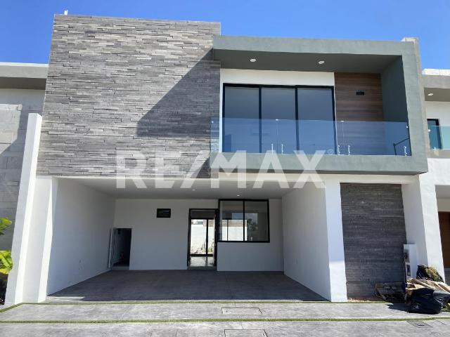 Moderna Residencia en Portal de Hierro – Privada Montesa | 4 Recámaras, Jardín y Terraza