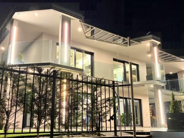 MODERNA VILLA CON PISCINA E ROOFTOP PANORAMICO