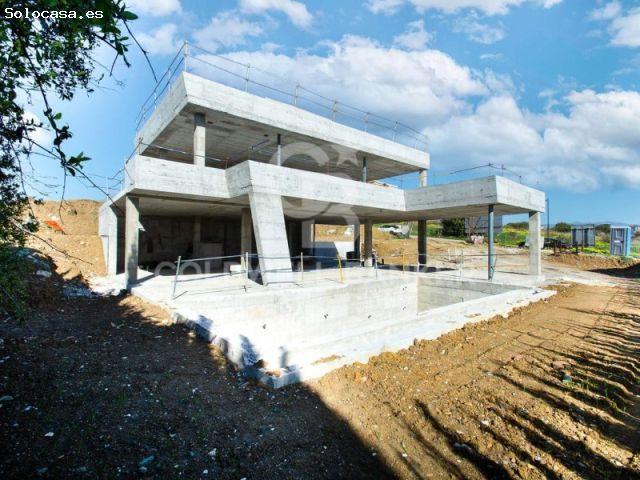 Moderna villa de obra nueva con vistas panorámicas en Valle Romano, Estepona