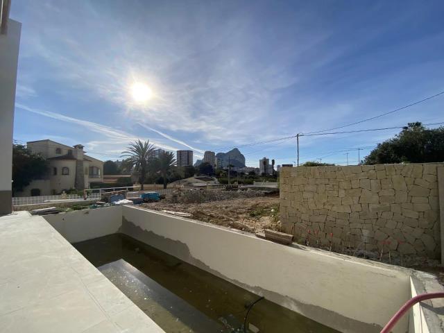 Moderna villa de obra nueva a 500 m de la playa, en venta en. 273m² Calpe Calp