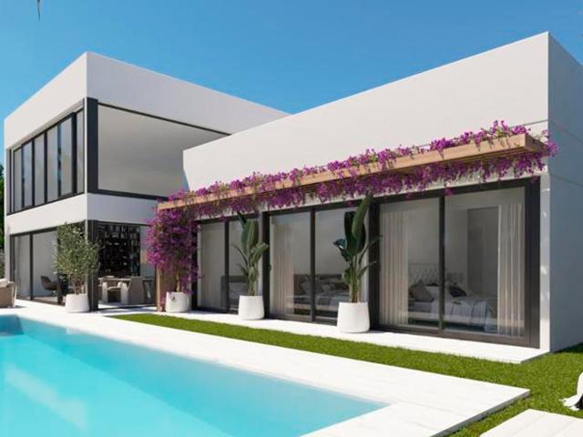Moderna villa de obra nueva junto a un campo de golf en Estepona