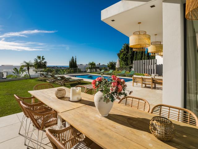 Moderna villa de 5 dormitorios con impresionantes vistas al mar, en La Alquería, Benahavís