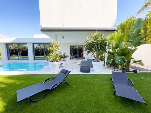 Moderna villa en parcela plana con piscina y a solo 800 m de. 174m² Calpe Calp