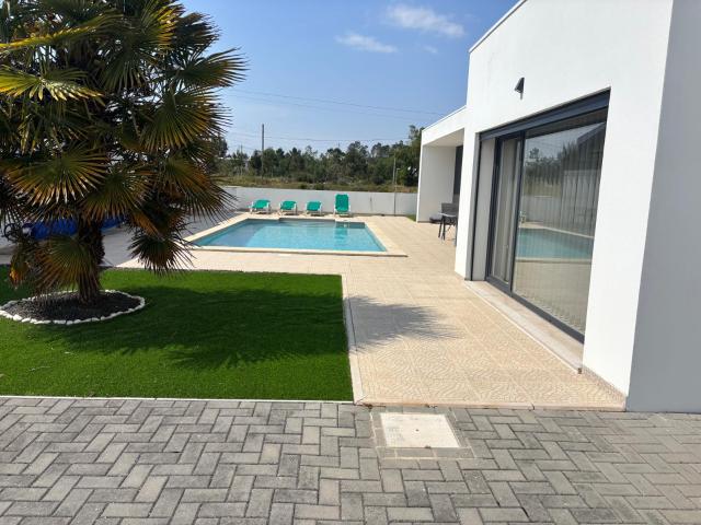 Moderna Villa Isolada de 3 Quartos com Piscina em Pataias Gare