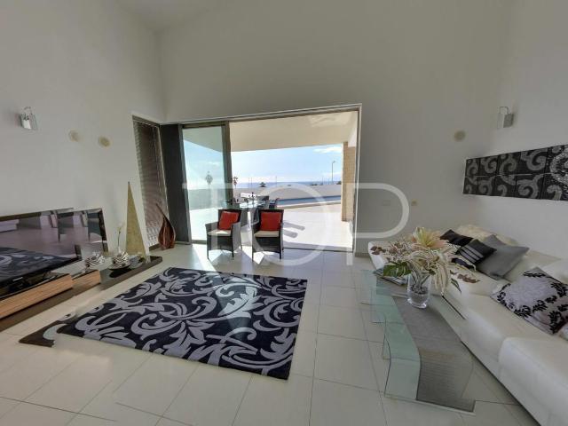 Moderna villa pareada con piscina privada en venta en el Gol. 118m² La Caleta