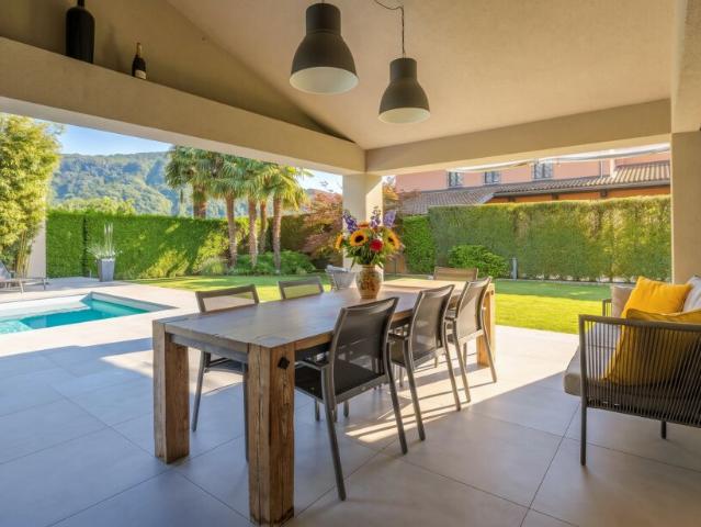 MODERNA VILLA 7.5 LOCALI CON PISCINA E TERRENO A MAGLIASO