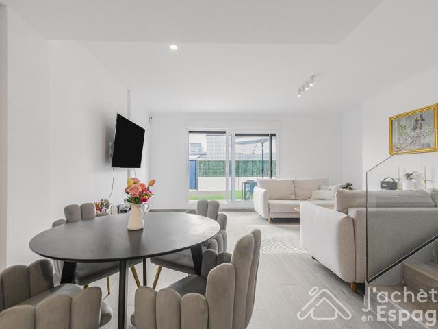 Moderna vivienda adosada de esquina en urbanización privada en Mutxamel