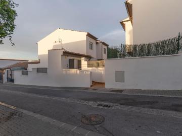 Moderna y bonita vivienda ubicada en una exclusiva urbanización privada en Gójar