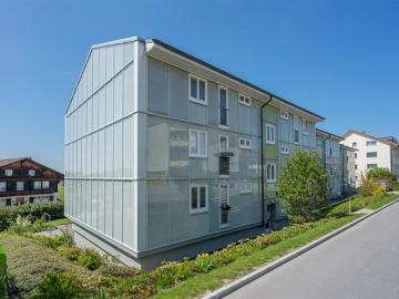 Moderne Minergie Wohnung mit verglastem Balkon, offener Küche & Reduit