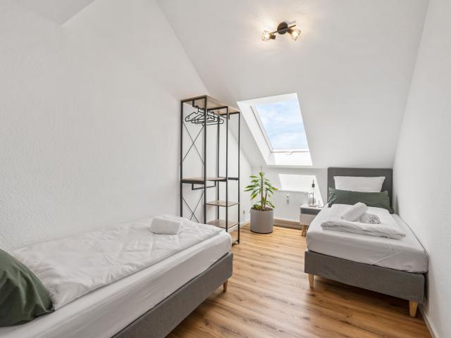 moderne möbilierte 5,5 Zimmer Wohnung mit 2 Bädern und Tiefgarage