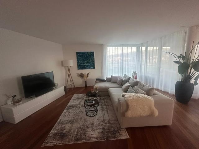 Moderne möblierte 4.5 Zimmer Wohnung mit Aussicht in Zug