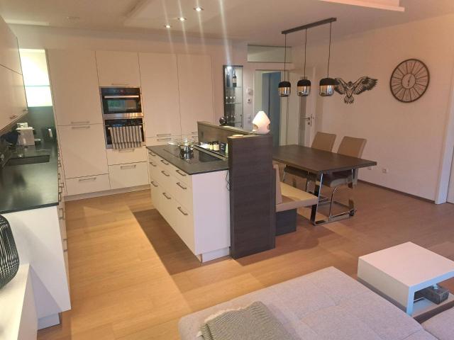 Moderne, möblierte 90 m² Gartenwohnung | 90 m² Privatgarten | 11 m² Terrasse | 2 TG Plätze