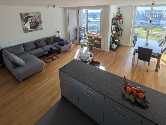 Moderne möblierte 3.5 Zimmer Wohnung mit Balkon und Bergsicht