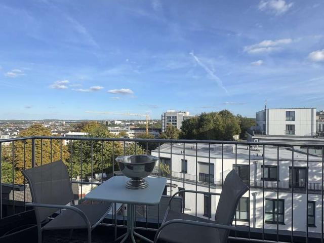 Moderne möblierte Dachgeschosswohnung mit Balkon, Einbauküche & Fußbodenheizung zu vermieten