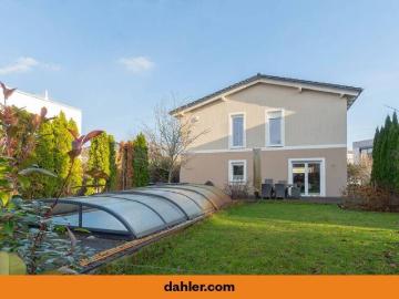 Moderne, möblierte Stadtvilla in familienfreundlicher Nachbarschaft mit Südgarten und Pool