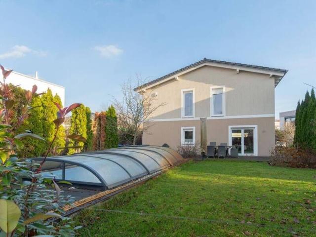 Moderne, möblierte Stadtvilla in familienfreundlicher Nachbarschaft mit Südgarten und Pool