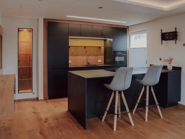 Moderne neu renovierte 4 Zimmer Wohnung zu vermieten Provisionsfrei