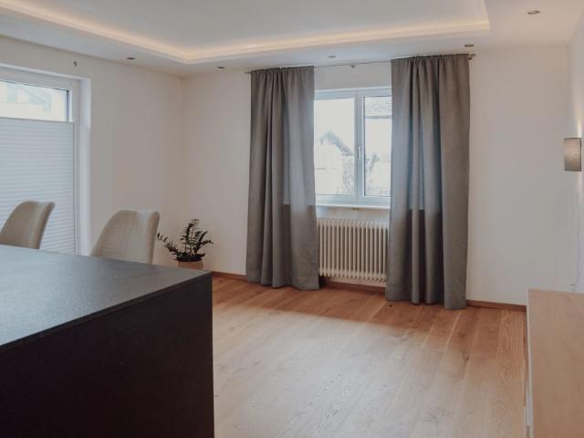 Moderne neu renovierte 4 Zimmer Wohnung zu vermieten