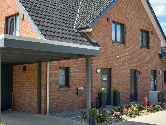Moderne Neubau Doppelhaushälfte mit Gartenanteil und zwei Stellplätzen
