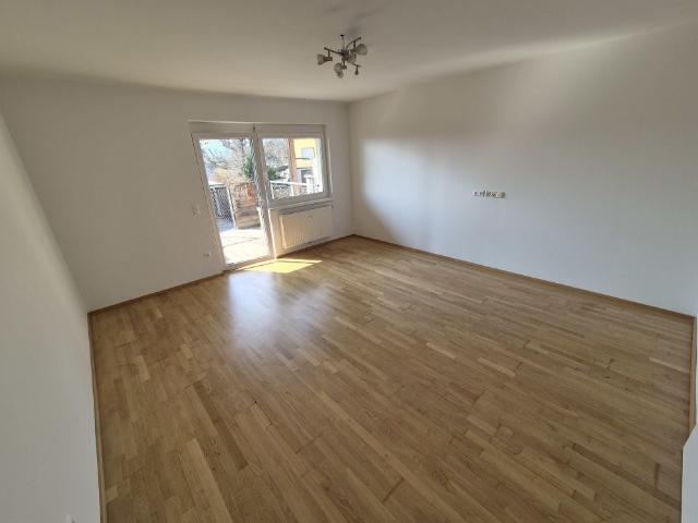 Moderne Neubauwohnung mit Balkon