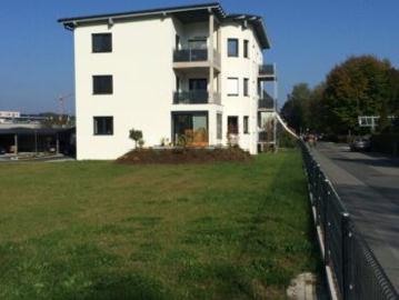 Moderne, neuwertige 3 Zimmer Wohnung mit Balkon und Carport in zentraler Lage