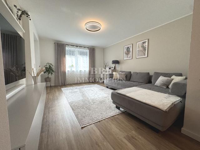 Moderne, neuwertige 4 Zimmer Wohnung mit Terrasse sowie zwei PKW Stellplätzen