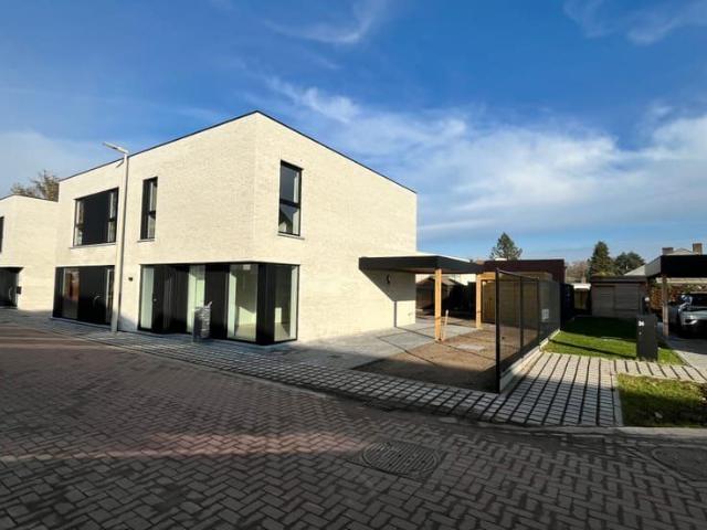 Moderne nieuwbouwwoning voorzien van 3 slaapkamers en car.